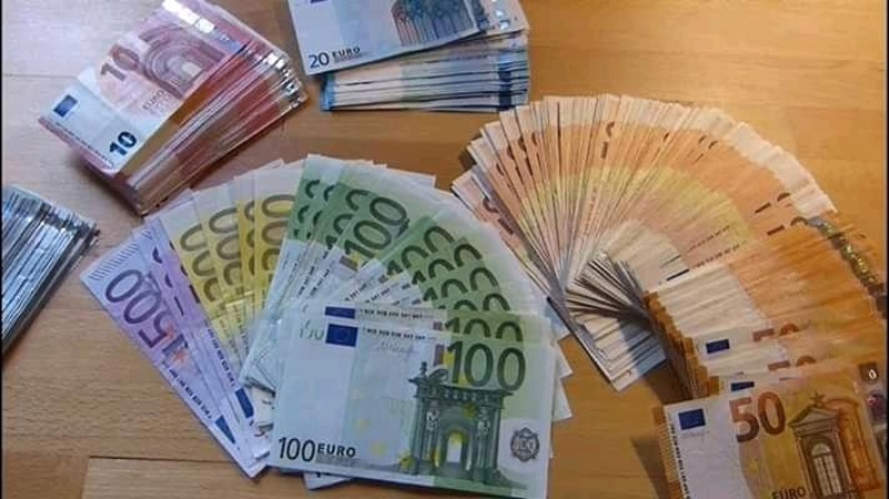 Hälsningar på uppdrag av kreditrådgivare, finansie Hälsningar på uppdrag av kreditrådgivare, finansie