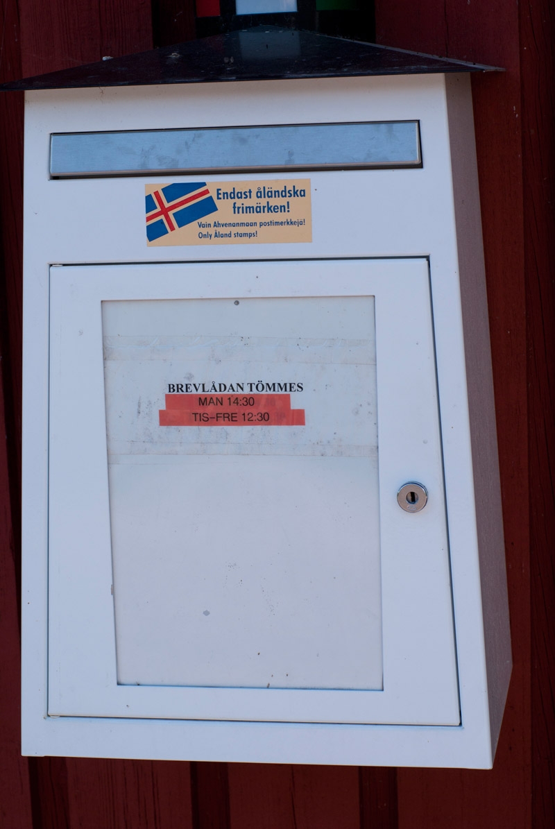 Postlåda utanför butiken.