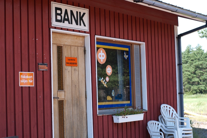 Bank i anslutning till butiken.