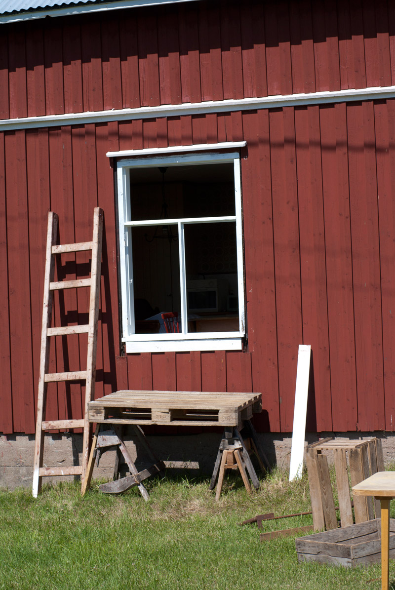 Skrapat, grundat och målat karmen. Skrapat, grundat och målat karmen.