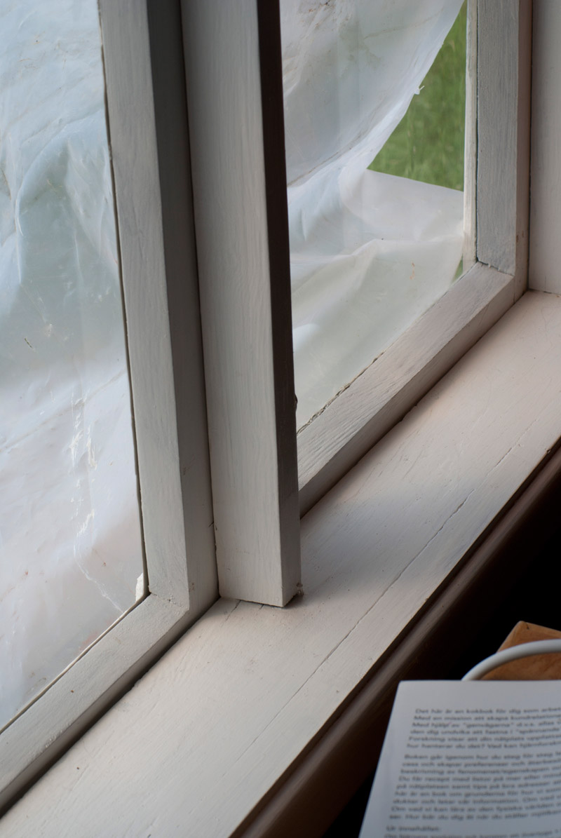 Nu sitter alla fönster på plats men det kvarstår lite arbete fortfarande. Nu sitter alla fönster på plats men det kvarstår lite arbete fortfarande.